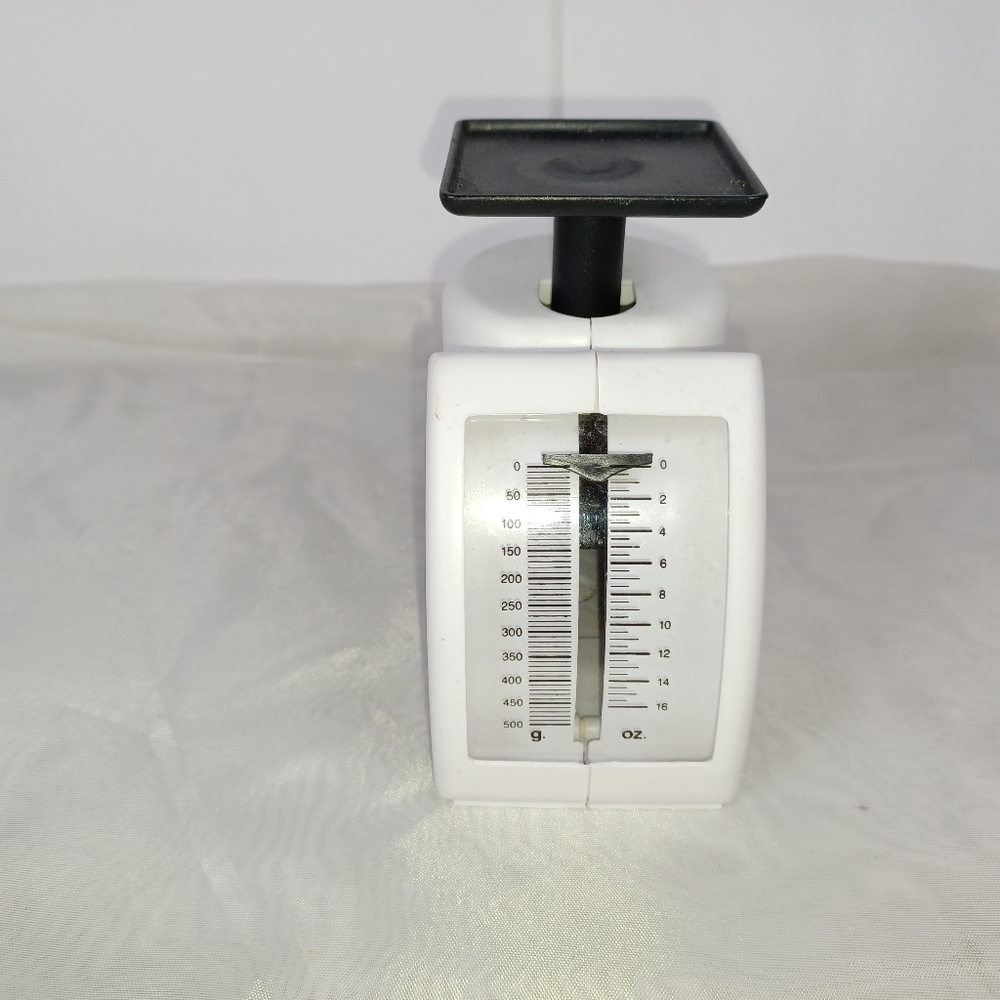 Scale measures in grams and ounces